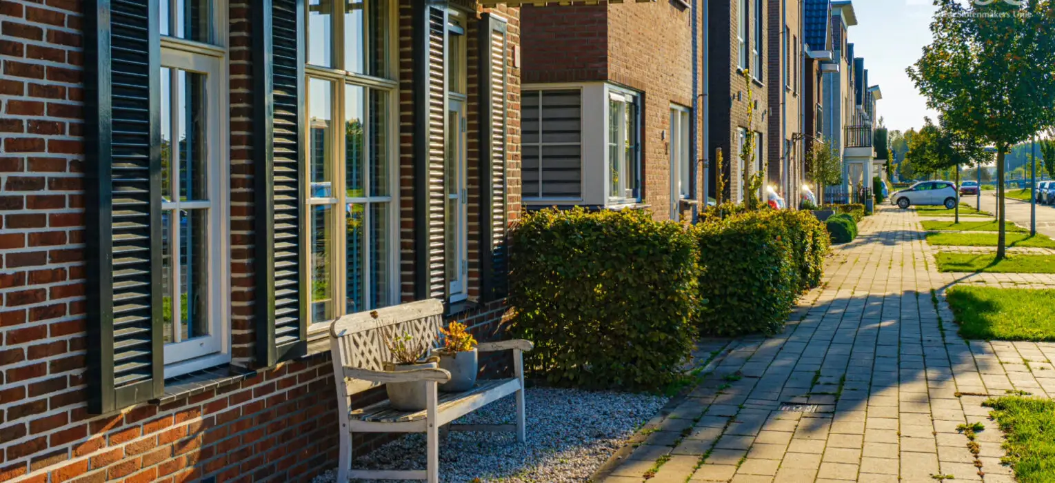 Een schone straat met goed onderhouden gevels van verschillende gebouwen na een professionele gevelreiniging